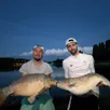 photo  paul scribot et corentin parisse-guindon ont sorti deux énormes carpes du plan d’eau de tuffé-val-de-la-chéronne. 
