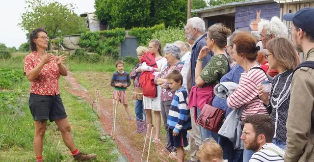 photo  nelly choplain explique sa manière de cultiver sur sa parcelle de fraises, à un auditoire attentif lors du printemps des broussailles, fin mai 2025.  &copy;  ouest-france 