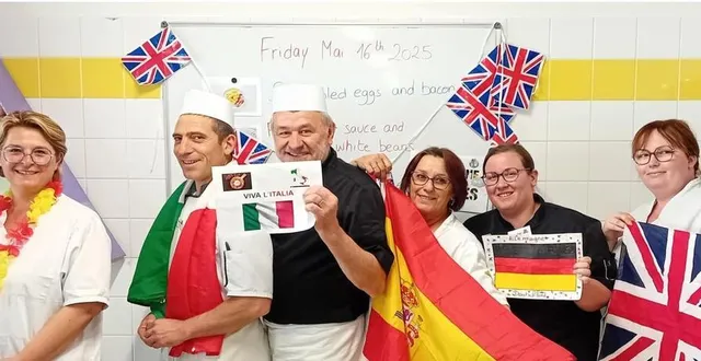 photo  gaëlle, en compagnie de son équipe chargée des repas européens au collège françois-truffaut.  &copy;  co 