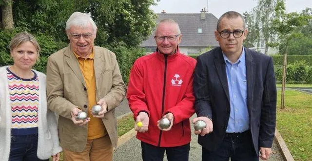 photo  peggy charpentier et sébastien poisson (à droite), des résidences escalys, aux côtés de jacky michel et daniel pitel, du crédit mutuel.  &copy;  ouest-france 
