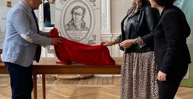 photo  un des timbres représente le peintre nicolas-jacques conté.  &copy;  ouest-france 