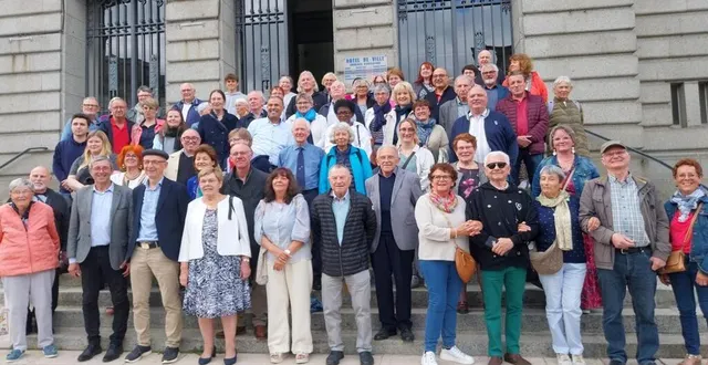 photo  jeudi soir, allemands et français ont été accueillis à la mairie. devant, à partir de la gauche : michel leroyer, maire ; peter gerhold, président du jumelage à neustadt ; marie-france villette, présidente du jumelage à la ferté-macé, et françoise daguet, vice-présidente.  &copy;  ouest-france 
