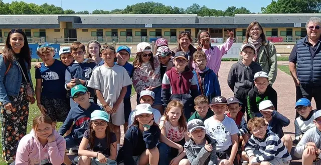 photo  les élèves des classes ce2 – cm1 et cm2 avec laura adamo-bertrand (directrice, à gauche), des institutrices et deux accompagnateurs, au cadre noir.  &copy;  co 