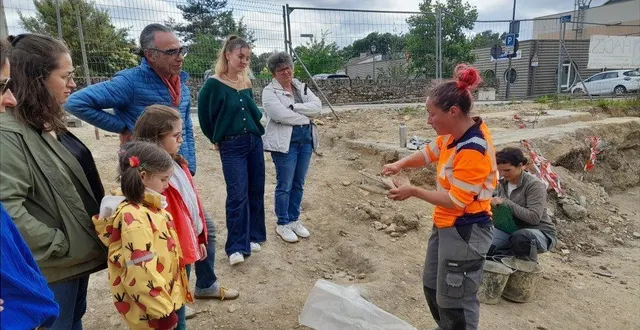 photo  céline chauveau (technicienne hadès) présente les mâchoires d’un cheval retrouvées dans les fouilles.  &copy;  co 