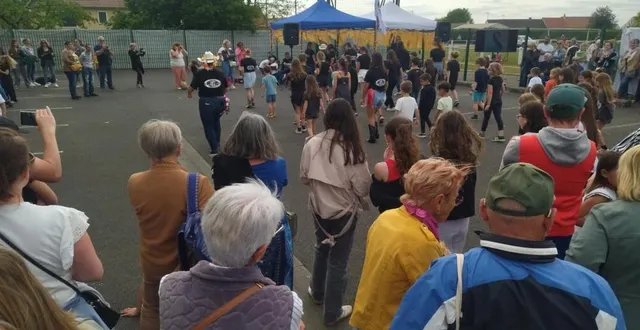 photo  un public venu en nombre à la traditionnelle fête de l’été.  &copy;  le maine libre 
