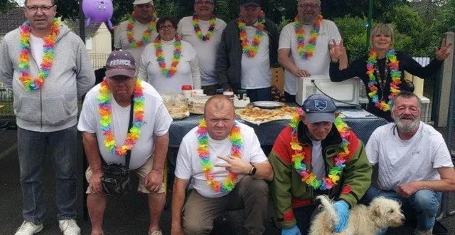photo  les résidents de la maison relais tarmac, heureux de participer à la folle journée de mazagran.  &copy;  le maine libre 