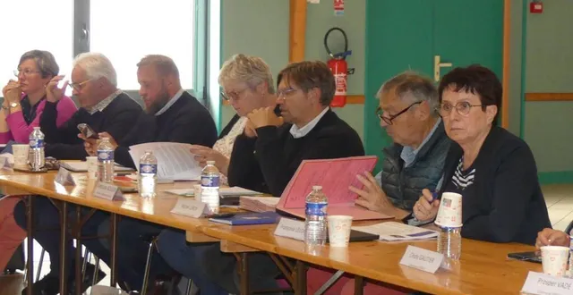 photo  les élus pendant le conseil.  &copy;  le maine libre 