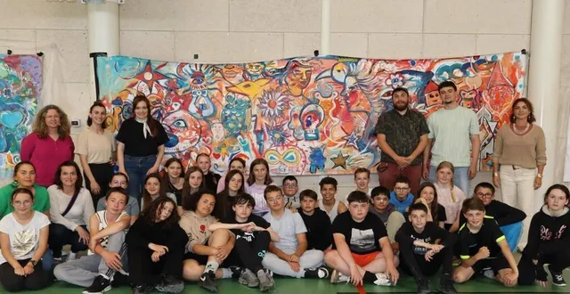 photo  les élèves, entourés de leurs professeurs et des artistes, posent fièrement devant l’une de leurs réalisations.  &copy;  le maine libre 