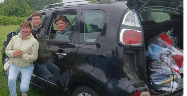 photo  stéphanie, virginie et géraldine attendaient le soleil.  &copy;  le maine libre 