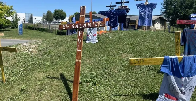 photo  sur le rond-point de la zone du saosnois, les salariés licenciés expriment leur désarroi face à la décision du groupe plastivaloire.  &copy;  le maine libre 