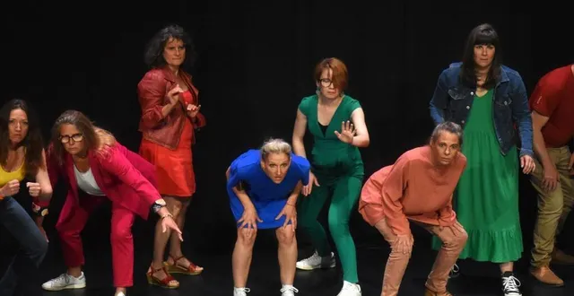 photo  le collectif grand maximum a rempli le centre rabelais, vendredi 24 et samedi 25 mai dernier, en jouant leur nouvelle pièce « ces gens qui vivent trop près de moi », devant un public comblé. « les scènes se sont enchaînées, nous offrant autant de visions du voisinage que d’émotions à vivre, parfois tendres, parfois satiriques. entre rires spontanés et pincements au cœur, entre souvenirs d’enfance et questionnements d’adultes, chaque saynète trouve un écho en nous, à sa manière », témoigne lisa hersant, chargée de communication.  &copy;  ouest-france 