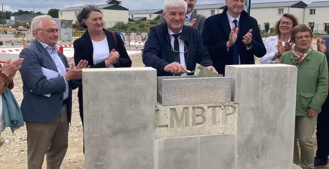photo  le maire patrick desmazières a posé la première pierre du lotissement bérénice lundi. de gauche à droite : claude jean, de le mans métropole, fabienne labrette ménager, présidente de sarthe habitat, patrick desmazières maire de champagné, dominique le mener, président du conseil départemental de la sarthe.  &copy;  ouest-france 