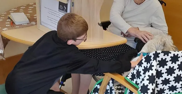 photo  un moment de tendresse à l’ehpad de bonnétable partagé autour d’ipop, le chien médiateur.  &copy;  le maine libre 