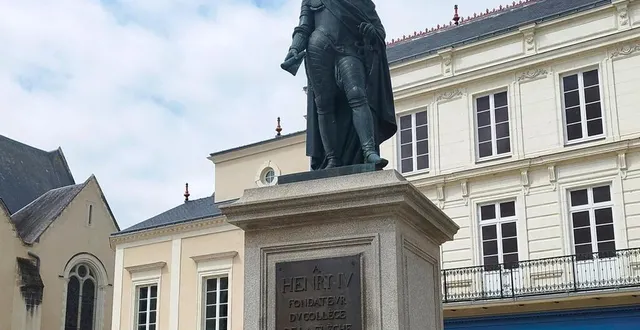 photo  culminant à près de 5 mètres, la statue du roi henri iv domine depuis le 28 juin 1857 la ville qui lui doit tant, au gré des transformations de la place qui porte son nom.  &copy;  ouest-france 