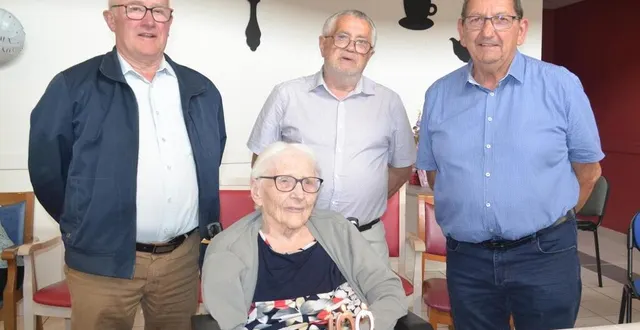photo  renée plissonneau a fêté ses 100 ans entourée de son neveu paul nouet, de son collègue andré sage et de dominique leroy, maire de courtillers.   &copy;  le maine libre 