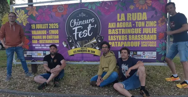 photo  albin, florian, manu, freddy et david posent devant l’affiche du chineurs fest’, organisé par les chineurs de son à valanjou.  &copy;  . ouest-france 