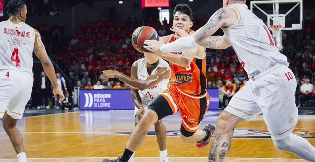 photo  pressé ici par daniel theis, le manceau léopold delaunay a donné le tournis à monaco (15 points, 10 passes).  &copy;  dominique breugnot 