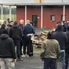 photo  quelques jours après l’attentat dont il a été victime, yannick, blessé à la tête, était sorti de l’hôpital pour venir saluer ses collègues de la prison de condé-sur-sarthe. 