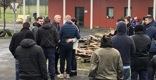 photo  quelques jours après l’attentat dont il a été victime, yannick, blessé à la tête, était sorti de l’hôpital pour venir saluer ses collègues de la prison de condé-sur-sarthe.  &copy;  archives ouest-france 
