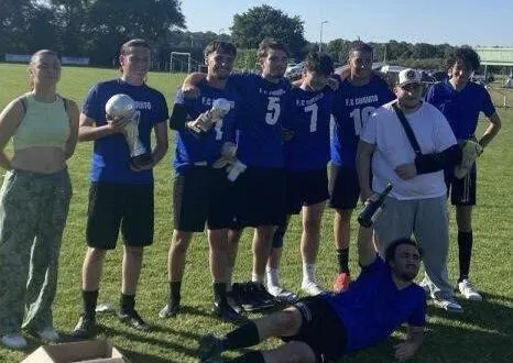 photo  l’ussg (union sportive saint-georgeoise) a organisé son tournoi inter-quartiers jeudi 29 mai. « c’est une manifestation festive et familiale qui permet aux saint-georgeois de se rassembler autour d’un tournoi de foot » explique j.p saragossi, responsable des jeunes. pour y participer : « il faut habiter, travailler à saint-georges, ou être une association de la commune. il faut former une équipe de six joueurs avec trois licenciés âgés de 15 ans. » l’équipe chiquito a gagné (1-0) contre les sans nom. le club a 230 licenciés dont 110 jeunes. l’équipe senior 1re est arrivée 3e en d3. l’équipe u11 est arrivée 8e sur 24 en finale départementale. l’équipe u13 joue en division supérieure (région) et est arrivée 2e du championnat.  &copy;  co 