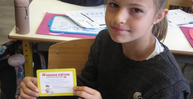 photo  margot est fière d’avoir obtenu le permis piéton.  &copy;  co 