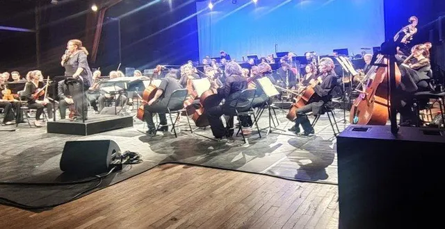photo  zahia ziouani présente juan carmona, célèbre guitariste de flamenco qui sillonne les scènes.  &copy;  le maine libre. 