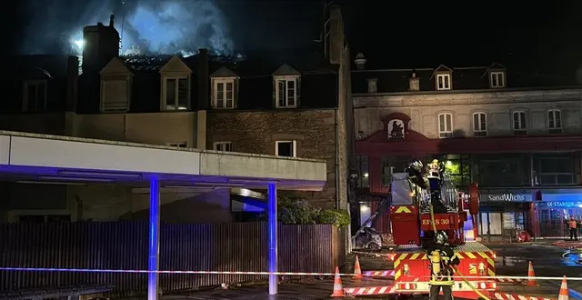 photo  l’immeuble de l’agence axa a été détruit. durant la nuit, les sapeurs-pompiers poursuivaient leurs reconnaissances dans les bâtiments.  &copy;  ouest-france 