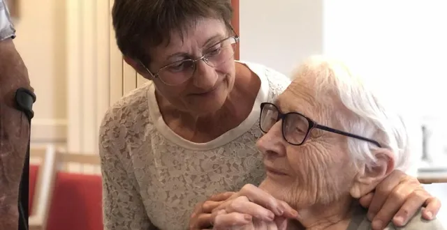 photo  pour son centenaire, renée plissonneau, ancienne enseignante, a reçu la visite d’anciens élèves pleins de reconnaissance dans son ehpad de courtillers.  &copy;  ouest-france 