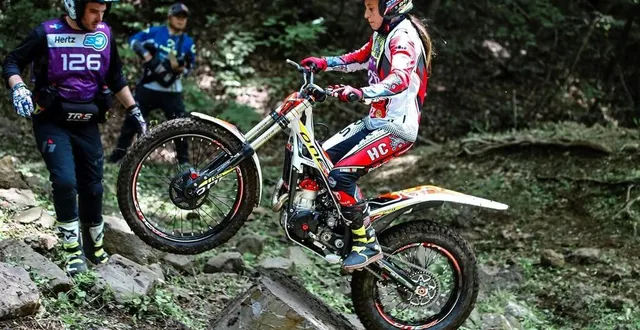 photo  alycia concentrée au guidon de sa trrs 250.  &copy;  team trrs 
