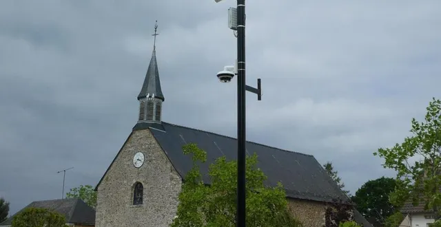 photo  le dispositif de vidéoprotection, ici place de l’église, sera mis en service au mois de juin 2025 à saint-pavace (sarthe).  &copy;  ouest-france 