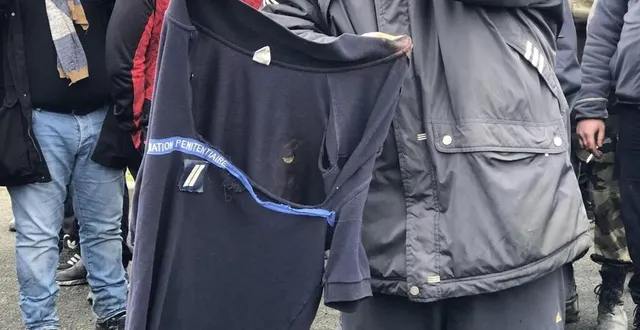 photo  le tee-shirt de yannick, après les coups de couteau.  &copy;  archives ouest-france 