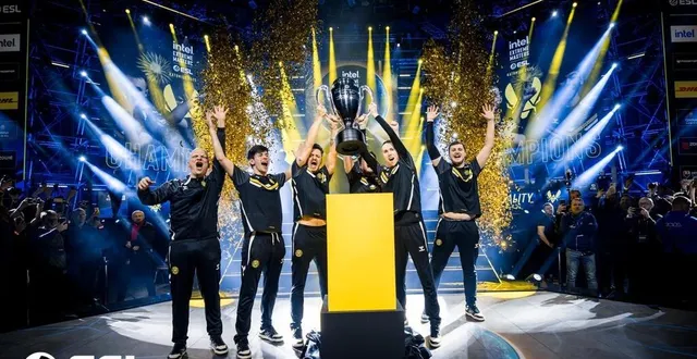photo  rémy « xtqzzz » quoniam (à gauche), lors du succès de team vitality aux iem katowice.  &copy;  helena kristiansson 