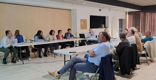 photo  le conseil municipal de voivres-lès-le mans recevant les informations sur le projet de centrale photovoltaïque qu’engie instruit, mardi 27 mai 2025.  &copy;  ouest-france 