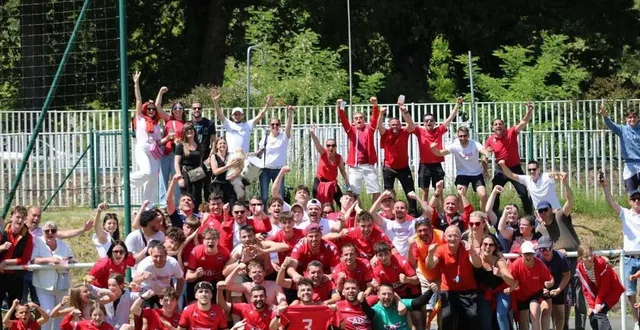 photo  les supporters de l’acl football ont fêté la montée aux échelons supérieurs des deux équipes masculines.  &copy;  document remis – acl football 