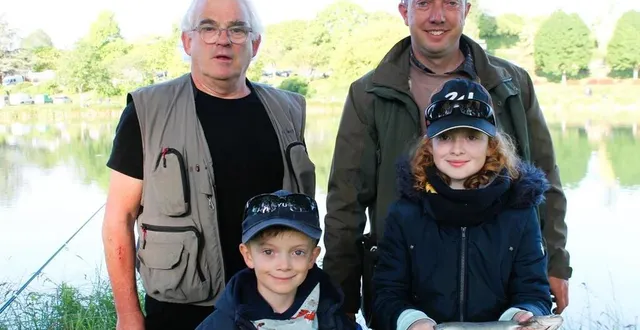 photo  christian bisson (lunettes) pose avec valery, marine et hugo martin, une famille où la pêche se transmet de génération en génération.   &copy;  le maine libre 
