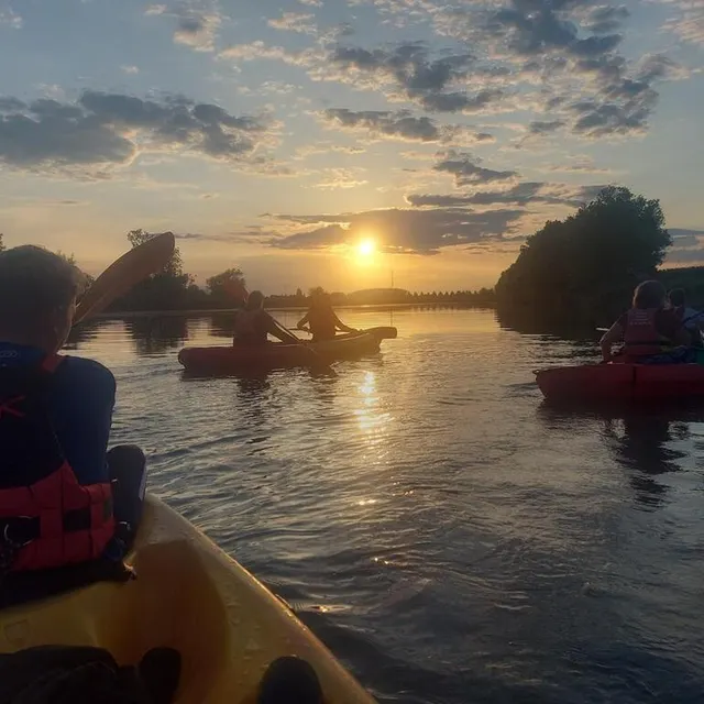 photo une sortie crépusculaire en canoë, une expérience à vivre en famille ou entre amis.  ©  club nautique d’écouflant