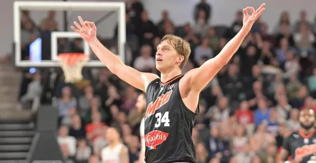 photo  david dileo et les joueurs du msb affrontent monaco pour une place dans le dernier carré.  &copy;  ouest-france 