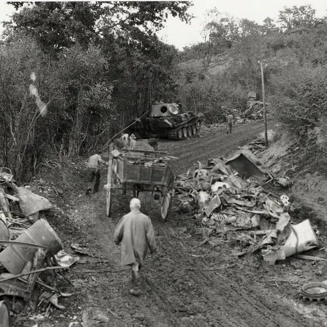 photo spectacle de désolation après les combats de la poche de falaise-chambois dans lesquels les habitants se sont trouvés coincés avec l’occupant.  ©  iwm