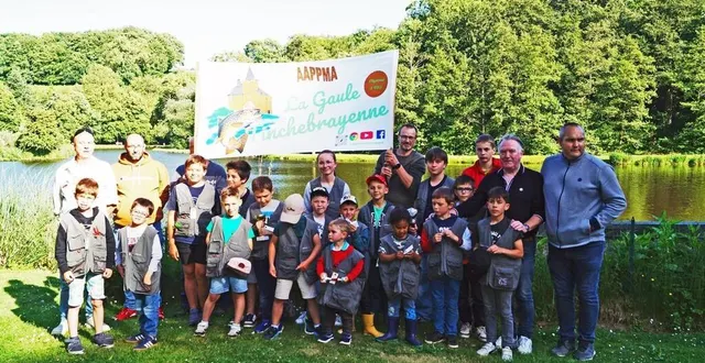 photo  parmi les cadeaux, le gilet de pêche est très apprécié par les jeunes pêcheurs.  &copy;  ouest-france 