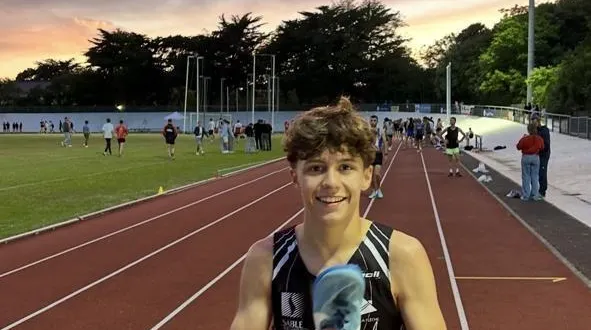 photo  youenn thétiot (asl 72) tout sourire à l’arrivée du 3 000 m.  &copy;  collection personnelle 