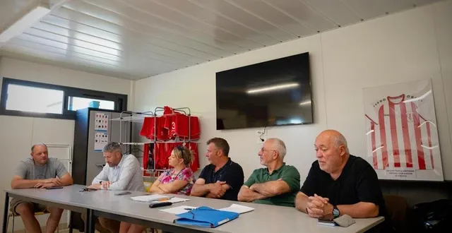 photo  le bureau du football-club d’écouché, lors de son assemblée générale dans ses locaux, vendredi.  &copy;  ouest-france 