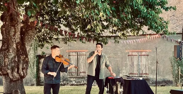 photo  le duo « que diable » a animé la soirée curieuses contrées à angrie  &copy;  ouest-france 