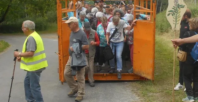 photo  la descente de la bétaillère d’un groupe de marcheurs. un petit trajet qui a entraîné des parties de rigolade.  &copy;  ouest-france 