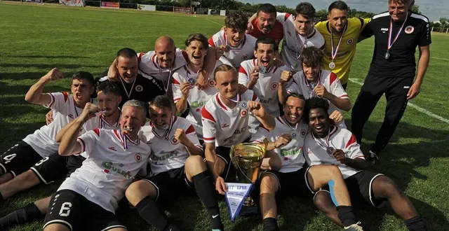 photo  les louzéens ont souffert face aux assauts répétés du scal mc mais ils ont tenu bon et s’offrent la coupe saboureau 28 ans après.  &copy;  co - christophe bernard 