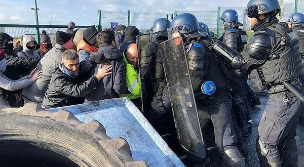 photo  des gendarmes mobiles tentent de déloger les manifestants, au sixième jour de grève.  &copy;  archives ouest-france 