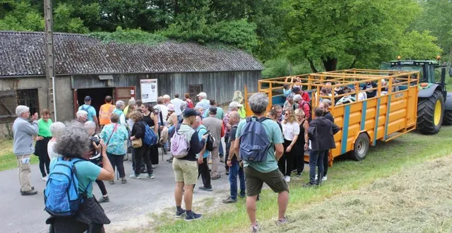 photo  pour garantir la sécurité des marcheurs, des moyens de transport adaptés, tels qu’un bus et une bétaillère, avaient été mis en place.  &copy;  le maine libre 