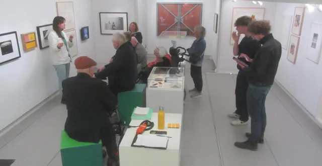 photo  les résidents de l’ehpad de bécon ont écouté les explications de corentine le mestre (à gauche) et billy van puyvelde (1er à droite), médiateurs de la société art explora pour le mumo x centre pompidou, accompagnés de baptiste sabadel, stagiaire à la mairie de bécon (2e à droite).  &copy;  ouest-france 