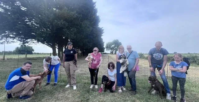 photo  maîtresses, maîtres et leurs animaux après le cours avec charlène (troisième à gauche).  &copy;  le maine libre 
