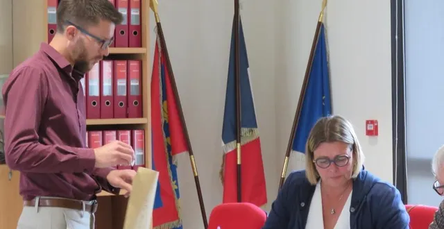 photo  charles thébault, conseiller municipal et karine mullet, maire d’aigné, ont réalisé le tirage des trois personnes destinées à figurer sur la liste annuelle des jurés d’assistes.  &copy;  le maine libre 