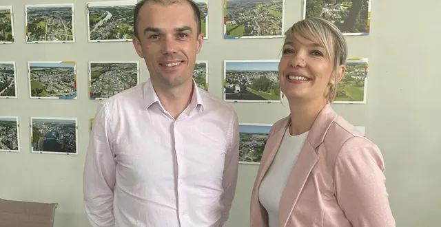 photo  audrey froger (à droite) sera la coordinatrice du campus « à deux pas » de sablé. en attendant son arrivée dès septembre 2025, pierre-marie gourhand, le responsable de la mission économique du pays sabolien prend les inscriptions.  &copy;  le maine libre 